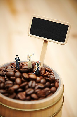 PSD 편집 편집이미지 배너 열매 커피 재료 콩 알림판 통 사람없음 목재 아웃포커스 칠판 팻말 미니어처 피규어 원두 작업 작업실 낟알 삽 오브젝트 원두커피 나무통 드럼통 이미지편집 나무 식물 음료 곡류 프레임 촬영기법 모형 파일형식