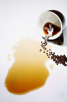 전신 PSD 서양인 외국인 백인 편집 편집이미지 여자 커피 음료 음식 티타임 한명 미소 웃음 들기 사람 앉기 20대 성인 책 컵 캐주얼 청춘 독서 원두 차 커피잔 찻잔 낟알 원두커피 쏟아짐 흘림 여자만 여자한명만 성인여자만 청년만 청년여자만 성인한명만 청년여자한명만 성인여자한명만 성인만 이미지편집 1 식기 옷 컨셉 모션 휴식 잔 표정 인종 청년 파일형식