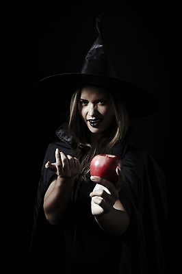 포토 JPG 스튜디오촬영 외국인 모델 해외기획촬영 모자 2012년태국 여자 컨셉 과일 검은배경 실내 한명 서기 사람 손짓 상반신 20대 성인 분장 할로윈 사과 마녀 백설공주 마녀모자 독사과 여자만 여자한명만 성인여자만 청년만 청년여자만 성인한명만 청년여자한명만 성인여자한명만 성인만 국내포토 모자_잡화 1 잡화 백그라운드 모션 동화 인종 청년 내부 검은색 독약 공주님 파일형식