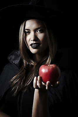 포토 JPG 스튜디오촬영 외국인 모델 해외기획촬영 모자 2012년태국 여자 컨셉 과일 검은배경 실내 한명 서기 미소 웃음 사람 손짓 상반신 20대 성인 분장 할로윈 사과 마녀 백설공주 마녀모자 독사과 여자만 여자한명만 성인여자만 청년만 청년여자만 성인한명만 청년여자한명만 성인여자한명만 성인만 국내포토 모자_잡화 1 잡화 백그라운드 모션 동화 표정 인종 청년 내부 검은색 독약 공주님 파일형식