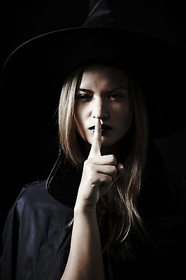 포토 JPG 스튜디오촬영 외국인 모델 해외기획촬영 모자 2012년태국 여자 컨셉 검은배경 실내 한명 서기 사람 손짓 상반신 20대 성인 분장 할로윈 검지손가락 비밀 마녀 쉿 백설공주 마녀모자 여자만 여자한명만 성인여자만 청년만 청년여자만 성인한명만 청년여자한명만 성인여자한명만 성인만 국내포토 모자_잡화 1 잡화 백그라운드 손가락 모션 동화 인종 청년 내부 검은색 조용 공주님 파일형식