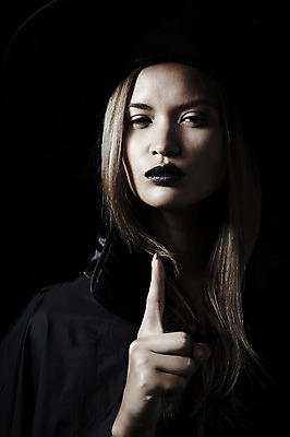 포토 JPG 스튜디오촬영 외국인 모델 해외기획촬영 모자 2012년태국 여자 컨셉 검은배경 실내 한명 서기 사람 손짓 상반신 20대 성인 분장 할로윈 검지손가락 마녀 백설공주 마녀모자 여자만 여자한명만 성인여자만 청년만 청년여자만 성인한명만 청년여자한명만 성인여자한명만 성인만 국내포토 모자_잡화 1 잡화 백그라운드 손가락 모션 동화 인종 청년 내부 검은색 공주님 파일형식