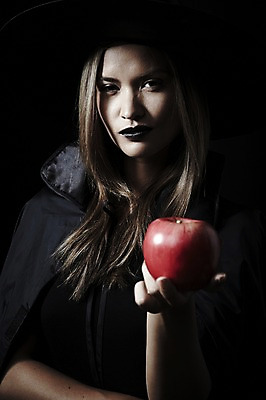 포토 JPG 스튜디오촬영 외국인 모델 해외기획촬영 모자 2012년태국 여자 컨셉 과일 검은배경 실내 한명 서기 사람 상반신 20대 성인 분장 할로윈 사과 마녀 백설공주 마녀모자 독사과 여자만 여자한명만 성인여자만 청년만 청년여자만 성인한명만 청년여자한명만 성인여자한명만 성인만 국내포토 모자_잡화 1 잡화 백그라운드 모션 동화 인종 청년 내부 검은색 독약 공주님 파일형식