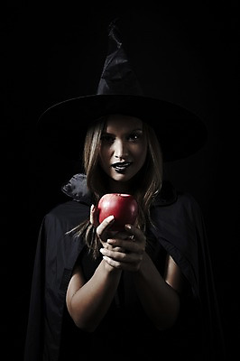 포토 JPG 스튜디오촬영 외국인 모델 해외기획촬영 모자 2012년태국 여자 컨셉 과일 검은배경 실내 한명 서기 사람 상반신 20대 성인 분장 할로윈 사과 마녀 백설공주 마녀모자 독사과 여자만 여자한명만 성인여자만 청년만 청년여자만 성인한명만 청년여자한명만 성인여자한명만 성인만 국내포토 모자_잡화 1 잡화 백그라운드 모션 동화 인종 청년 내부 검은색 독약 공주님 파일형식