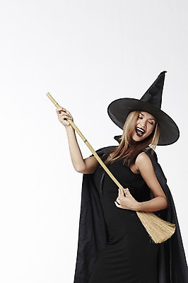 포토 JPG 스튜디오촬영 외국인 모델 해외기획촬영 모자 2012년태국 여자 컨셉 실내 한명 서기 미소 웃음 누끼 사람 20대 성인 분장 할로윈 청소도구 빗자루 마녀 백설공주 마녀모자 여자만 여자한명만 성인여자만 청년만 청년여자만 성인한명만 청년여자한명만 성인여자한명만 성인만 국내포토 모자_잡화 1 잡화 모션 동화 표정 인종 청년 내부 도구 청소 공주님 파일형식