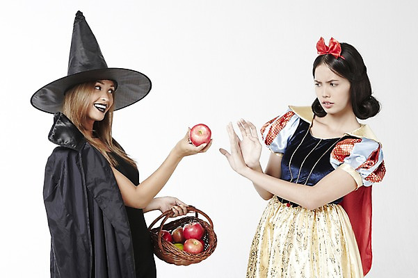 포토 JPG 스튜디오촬영 외국인 모델 해외기획촬영 모자 2012년태국 드레스 여자 컨셉 과일 실내 서기 누끼 사람 손짓 20대 성인 두명 분장 바구니 사과 거절 마녀 백설공주 마녀모자 독사과 여자만 성인여자만 청년만 청년여자만 성인만 국내포토 모자_잡화 잡화 옷 모션 동화 인종 청년 내부 독약 공주님 파일형식