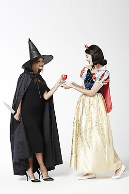 포토 JPG 스튜디오촬영 전신 외국인 모델 해외기획촬영 모자 2012년태국 드레스 여자 컨셉 과일 실내 서기 미소 웃음 누끼 사람 20대 성인 두명 분장 칼 사과 마녀 백설공주 식칼 마녀모자 독사과 여자만 성인여자만 청년만 청년여자만 성인만 국내포토 모자_잡화 잡화 옷 모션 주방용품 동화 표정 인종 청년 내부 독약 공주님 파일형식