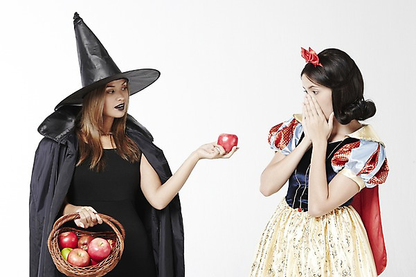 포토 JPG 스튜디오촬영 외국인 모델 해외기획촬영 모자 2012년태국 드레스 여자 컨셉 과일 실내 서기 누끼 사람 손짓 20대 성인 두명 분장 바구니 사과 거절 마녀 백설공주 마녀모자 독사과 여자만 성인여자만 청년만 청년여자만 성인만 국내포토 모자_잡화 잡화 옷 모션 동화 인종 청년 내부 독약 공주님 파일형식