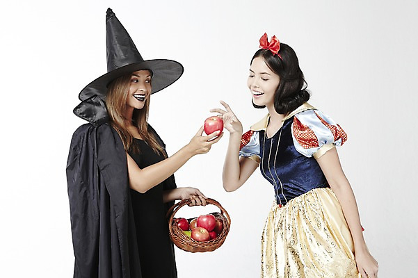 포토 JPG 스튜디오촬영 외국인 모델 해외기획촬영 모자 2012년태국 드레스 여자 컨셉 과일 실내 서기 미소 웃음 누끼 사람 손짓 20대 성인 두명 분장 바구니 사과 마녀 백설공주 마녀모자 독사과 여자만 성인여자만 청년만 청년여자만 성인만 국내포토 모자_잡화 잡화 옷 모션 동화 표정 인종 청년 내부 독약 공주님 파일형식