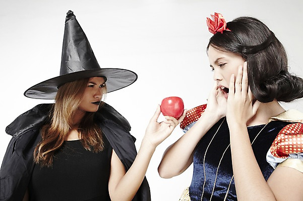 포토 JPG 스튜디오촬영 외국인 모델 해외기획촬영 모자 2012년태국 드레스 여자 컨셉 과일 실내 서기 누끼 사람 손짓 상반신 20대 성인 두명 분장 바구니 사과 마녀 백설공주 마녀모자 독사과 여자만 성인여자만 청년만 청년여자만 성인만 국내포토 모자_잡화 잡화 옷 모션 동화 인종 청년 내부 독약 공주님 파일형식