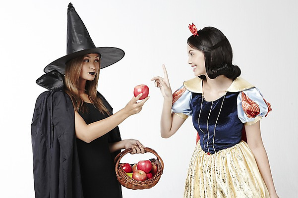 포토 JPG 스튜디오촬영 외국인 모델 해외기획촬영 모자 2012년태국 드레스 여자 컨셉 과일 실내 서기 미소 웃음 누끼 사람 손짓 20대 성인 두명 분장 검지손가락 사과 마녀 백설공주 마녀모자 독사과 여자만 성인여자만 청년만 청년여자만 성인만 국내포토 모자_잡화 잡화 옷 손가락 모션 동화 표정 인종 청년 내부 독약 공주님 파일형식