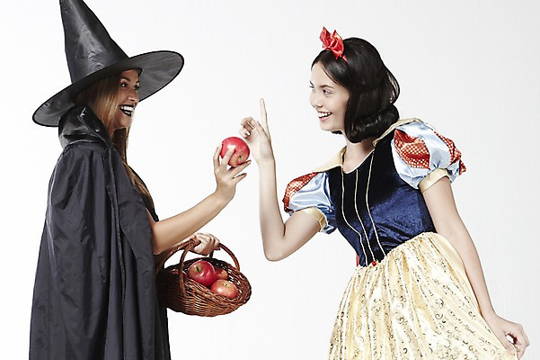 포토 JPG 스튜디오촬영 외국인 모델 해외기획촬영 모자 2012년태국 드레스 여자 컨셉 과일 실내 서기 미소 웃음 누끼 사람 손짓 20대 성인 두명 분장 검지손가락 사과 마녀 백설공주 마녀모자 독사과 여자만 성인여자만 청년만 청년여자만 성인만 국내포토 모자_잡화 잡화 옷 손가락 모션 동화 표정 인종 청년 내부 독약 공주님 파일형식