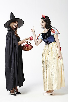 포토 JPG 스튜디오촬영 전신 외국인 모델 해외기획촬영 모자 2012년태국 드레스 여자 컨셉 과일 실내 서기 미소 웃음 누끼 사람 손짓 20대 성인 두명 분장 검지손가락 사과 마녀 백설공주 마녀모자 독사과 여자만 성인여자만 청년만 청년여자만 성인만 국내포토 모자_잡화 잡화 옷 손가락 모션 동화 표정 인종 청년 내부 독약 공주님 파일형식