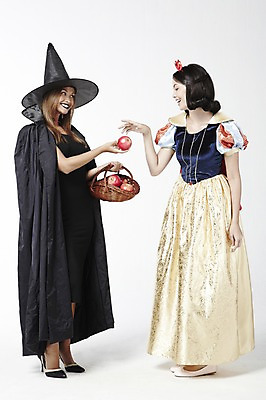 포토 JPG 스튜디오촬영 전신 외국인 모델 해외기획촬영 모자 2012년태국 드레스 여자 컨셉 과일 실내 서기 미소 웃음 누끼 사람 20대 성인 두명 분장 사과 마녀 백설공주 마녀모자 독사과 여자만 성인여자만 청년만 청년여자만 성인만 국내포토 모자_잡화 잡화 옷 모션 동화 표정 인종 청년 내부 독약 공주님 파일형식