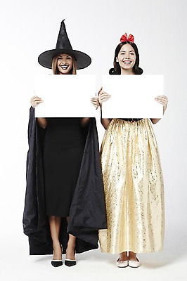 포토 JPG 스튜디오촬영 전신 외국인 모델 해외기획촬영 모자 배너 2012년태국 드레스 여자 컨셉 안내 프레임 실내 서기 미소 웃음 누끼 사람 20대 성인 두명 분장 알림 마녀 백설공주 마녀모자 여자만 성인여자만 청년만 청년여자만 성인만 국내포토 모자_잡화 잡화 옷 모션 동화 표정 인종 청년 내부 공주님 파일형식