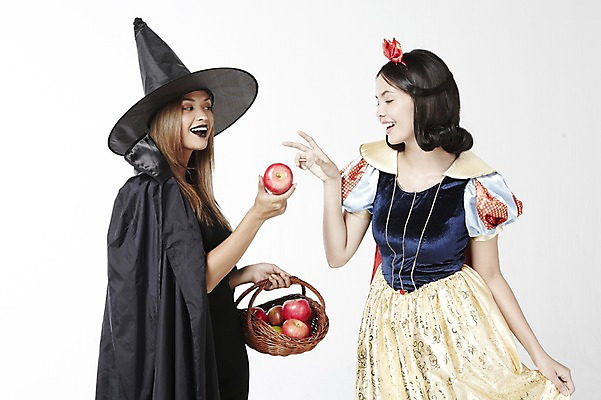 포토 JPG 스튜디오촬영 외국인 모델 해외기획촬영 모자 2012년태국 드레스 여자 컨셉 과일 실내 서기 미소 웃음 누끼 사람 20대 성인 두명 분장 사과 마녀 백설공주 마녀모자 독사과 여자만 성인여자만 청년만 청년여자만 성인만 국내포토 모자_잡화 잡화 옷 모션 동화 표정 인종 청년 내부 독약 공주님 파일형식