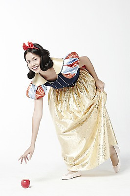 포토 JPG 스튜디오촬영 전신 외국인 모델 해외기획촬영 2012년태국 드레스 여자 컨셉 과일 실내 한명 서기 미소 웃음 누끼 사람 20대 성인 사과 백설공주 독사과 여자만 여자한명만 성인여자만 청년만 청년여자만 성인한명만 청년여자한명만 성인여자한명만 성인만 국내포토 1 옷 모션 동화 표정 인종 청년 내부 독약 공주님 파일형식