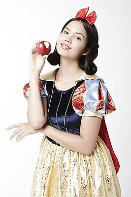 포토 JPG 스튜디오촬영 외국인 모델 해외기획촬영 2012년태국 드레스 여자 컨셉 과일 실내 한명 서기 미소 웃음 누끼 사람 20대 성인 사과 백설공주 독사과 여자만 여자한명만 성인여자만 청년만 청년여자만 성인한명만 청년여자한명만 성인여자한명만 성인만 국내포토 1 옷 모션 동화 표정 인종 청년 내부 독약 공주님 파일형식