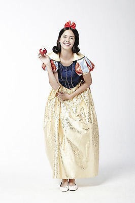 포토 JPG 스튜디오촬영 전신 외국인 모델 해외기획촬영 2012년태국 드레스 여자 컨셉 과일 실내 한명 서기 미소 웃음 누끼 사람 20대 성인 사과 백설공주 독사과 여자만 여자한명만 성인여자만 청년만 청년여자만 성인한명만 청년여자한명만 성인여자한명만 성인만 국내포토 1 옷 모션 동화 표정 인종 청년 내부 독약 공주님 파일형식