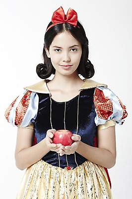 포토 JPG 스튜디오촬영 외국인 모델 해외기획촬영 2012년태국 드레스 여자 컨셉 과일 실내 한명 서기 미소 웃음 누끼 사람 20대 성인 사과 백설공주 독사과 여자만 여자한명만 성인여자만 청년만 청년여자만 성인한명만 청년여자한명만 성인여자한명만 성인만 국내포토 1 옷 모션 동화 표정 인종 청년 내부 독약 공주님 파일형식