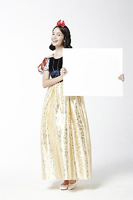 포토 JPG 스튜디오촬영 전신 외국인 모델 해외기획촬영 배너 2012년태국 드레스 여자 컨셉 안내 프레임 실내 한명 서기 미소 웃음 누끼 사람 20대 성인 알림 백설공주 여자만 여자한명만 성인여자만 청년만 청년여자만 성인한명만 청년여자한명만 성인여자한명만 성인만 국내포토 1 옷 모션 동화 표정 인종 청년 내부 공주님 파일형식