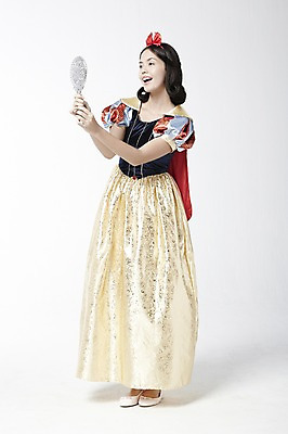 포토 JPG 스튜디오촬영 전신 외국인 모델 해외기획촬영 2012년태국 드레스 여자 컨셉 실내 한명 서기 미소 웃음 누끼 사람 20대 성인 거울 손거울 백설공주 여자만 여자한명만 성인여자만 청년만 청년여자만 성인한명만 청년여자한명만 성인여자한명만 성인만 국내포토 1 옷 모션 동화 표정 인종 청년 내부 공주님 파일형식