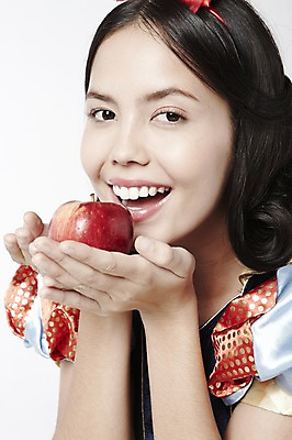포토 JPG 스튜디오촬영 외국인 모델 해외기획촬영 2012년태국 드레스 여자 컨셉 과일 실내 한명 미소 웃음 누끼 사람 상반신 20대 성인 사과 백설공주 독사과 여자만 여자한명만 성인여자만 청년만 청년여자만 성인한명만 청년여자한명만 성인여자한명만 성인만 국내포토 1 옷 동화 표정 인종 청년 내부 독약 공주님 파일형식