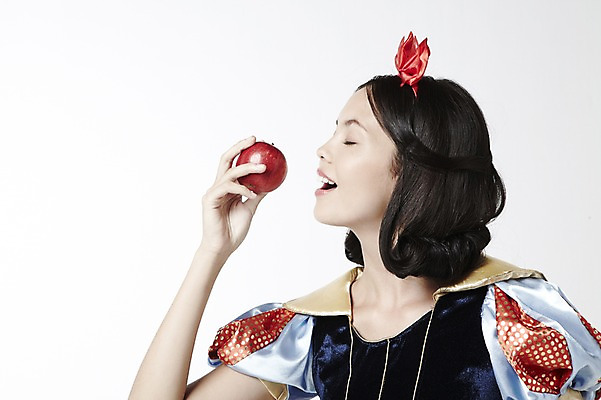 포토 JPG 스튜디오촬영 외국인 모델 해외기획촬영 2012년태국 드레스 여자 컨셉 과일 실내 한명 서기 미소 웃음 누끼 사람 상반신 20대 성인 사과 백설공주 독사과 여자만 여자한명만 성인여자만 청년만 청년여자만 성인한명만 청년여자한명만 성인여자한명만 성인만 국내포토 1 옷 모션 동화 표정 인종 청년 내부 독약 공주님 파일형식