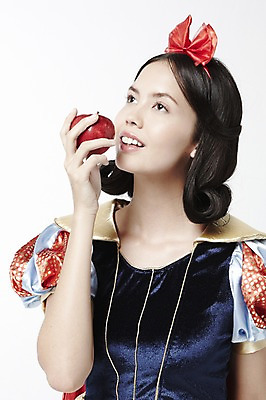 포토 JPG 스튜디오촬영 외국인 모델 해외기획촬영 2012년태국 드레스 여자 컨셉 과일 실내 한명 서기 미소 웃음 누끼 사람 상반신 20대 성인 사과 백설공주 독사과 여자만 여자한명만 성인여자만 청년만 청년여자만 성인한명만 청년여자한명만 성인여자한명만 성인만 국내포토 1 옷 모션 동화 표정 인종 청년 내부 독약 공주님 파일형식