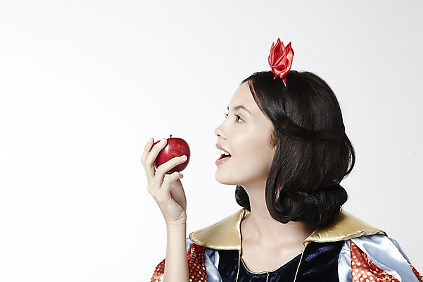 포토 JPG 스튜디오촬영 외국인 모델 해외기획촬영 2012년태국 드레스 여자 컨셉 과일 실내 한명 서기 미소 웃음 누끼 사람 상반신 20대 성인 사과 백설공주 독사과 여자만 여자한명만 성인여자만 청년만 청년여자만 성인한명만 청년여자한명만 성인여자한명만 성인만 국내포토 1 옷 모션 동화 표정 인종 청년 내부 독약 공주님 파일형식