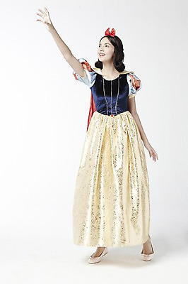 포토 JPG 스튜디오촬영 전신 외국인 모델 해외기획촬영 2012년태국 드레스 여자 컨셉 모션 실내 한명 서기 미소 웃음 누끼 사람 손짓 20대 성인 백설공주 여자만 여자한명만 성인여자만 청년만 청년여자만 성인한명만 청년여자한명만 성인여자한명만 성인만 국내포토 1 옷 동화 표정 인종 청년 내부 공주님 파일형식