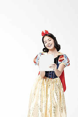 포토 JPG 스튜디오촬영 외국인 모델 해외기획촬영 2012년태국 드레스 여자 컨셉 실내 한명 서기 미소 웃음 누끼 사람 20대 성인 전자제품 태블릿 터치 웹서핑 백설공주 여자만 여자한명만 성인여자만 청년만 청년여자만 성인한명만 청년여자한명만 성인여자한명만 성인만 국내포토 1 옷 모션 동화 표정 인종 청년 내부 스마트기기 공주님 파일형식