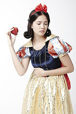 포토 JPG 스튜디오촬영 외국인 모델 해외기획촬영 2012년태국 드레스 여자 컨셉 과일 실내 한명 서기 누끼 사람 20대 성인 사과 백설공주 독사과 여자만 여자한명만 성인여자만 청년만 청년여자만 성인한명만 청년여자한명만 성인여자한명만 성인만 국내포토 1 옷 모션 동화 인종 청년 내부 독약 공주님 파일형식