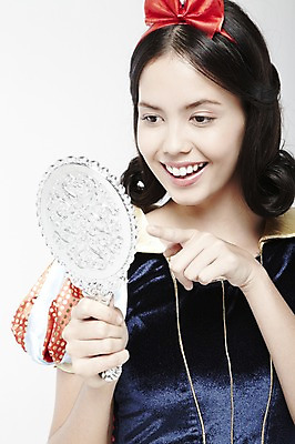 포토 JPG 스튜디오촬영 외국인 모델 해외기획촬영 2012년태국 드레스 여자 컨셉 실내 한명 서기 미소 웃음 누끼 사람 손짓 상반신 20대 성인 거울 검지손가락 가리킴 손거울 백설공주 여자만 여자한명만 성인여자만 청년만 청년여자만 성인한명만 청년여자한명만 성인여자한명만 성인만 국내포토 1 옷 손가락 모션 동화 표정 인종 청년 내부 공주님 파일형식