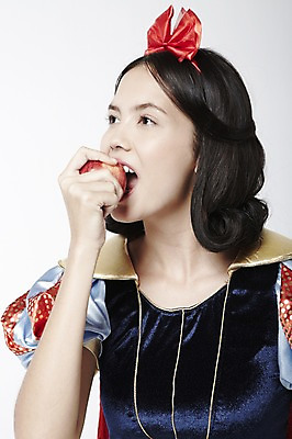 포토 JPG 스튜디오촬영 외국인 모델 해외기획촬영 2012년태국 드레스 여자 컨셉 과일 실내 한명 서기 누끼 사람 20대 성인 사과 먹기 백설공주 독사과 여자만 여자한명만 성인여자만 청년만 청년여자만 성인한명만 청년여자한명만 성인여자한명만 성인만 국내포토 1 옷 모션 동화 인종 청년 내부 독약 공주님 파일형식