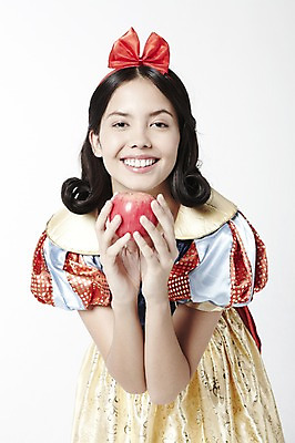 포토 JPG 스튜디오촬영 외국인 모델 해외기획촬영 2012년태국 드레스 여자 컨셉 과일 실내 한명 서기 미소 웃음 누끼 사람 20대 성인 사과 백설공주 독사과 여자만 여자한명만 성인여자만 청년만 청년여자만 성인한명만 청년여자한명만 성인여자한명만 성인만 국내포토 1 옷 모션 동화 표정 인종 청년 내부 독약 공주님 파일형식