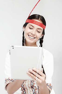 포토 JPG 스튜디오촬영 외국인 모델 해외기획촬영 2012년태국 여자 음악 이어폰 포즈 컨셉 노래 실내 한명 미소 웃음 들기 누끼 사람 상반신 20대 성인 장식 전자제품 태블릿 음악감상 터치 웹서핑 인디언 깃털 여자만 여자한명만 성인여자만 청년만 청년여자만 성인한명만 청년여자한명만 성인여자한명만 성인만 국내포토 1 음향기기 모션 문화예술 표정 아메리카 인종 청년 내부 스마트기기 감상 파일형식