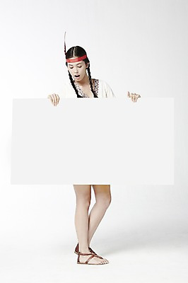 포토 JPG 스튜디오촬영 전신 외국인 모델 해외기획촬영 배너 2012년태국 여자 포즈 컨셉 안내 사각프레임 프레임 광고판 실내 한명 서기 들기 누끼 사람 20대 성인 장식 인디언 알림 깃털 여자만 여자한명만 성인여자만 청년만 청년여자만 성인한명만 청년여자한명만 성인여자한명만 성인만 국내포토 1 모션 알림판 아메리카 인종 청년 내부 사각형 판 파일형식