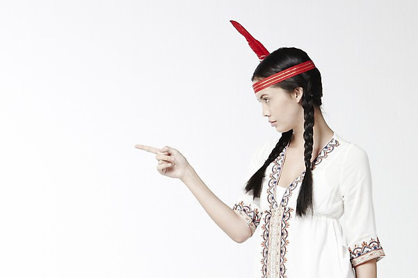 포토 JPG 스튜디오촬영 외국인 모델 해외기획촬영 2012년태국 여자 포즈 컨셉 모션 실내 한명 서기 누끼 사람 손짓 상반신 20대 성인 장식 검지손가락 가리킴 인디언 깃털 여자만 여자한명만 성인여자만 청년만 청년여자만 성인한명만 청년여자한명만 성인여자한명만 성인만 국내포토 1 손가락 아메리카 인종 청년 내부 파일형식