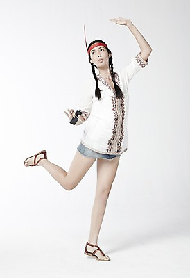 포토 JPG 스튜디오촬영 전신 외국인 모델 해외기획촬영 2012년태국 여자 음악 이어폰 포즈 컨셉 노래 모션 실내 한명 서기 누끼 사람 20대 성인 장식 스마트폰 음악감상 춤 인디언 전화기 깃털 통화 여자만 여자한명만 성인여자만 청년만 청년여자만 성인한명만 청년여자한명만 성인여자한명만 성인만 국내포토 1 음향기기 문화예술 아메리카 인종 청년 내부 핸드폰 스마트기기 감상 파일형식