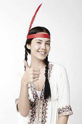 포토 JPG 스튜디오촬영 외국인 모델 해외기획촬영 2012년태국 여자 포즈 컨셉 모션 실내 한명 서기 미소 웃음 누끼 사람 손짓 상반신 20대 성인 장식 엄지손가락 최고 인디언 깃털 여자만 여자한명만 성인여자만 청년만 청년여자만 성인한명만 청년여자한명만 성인여자한명만 성인만 국내포토 1 손가락 표정 아메리카 인종 청년 내부 파일형식