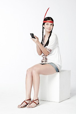 포토 JPG 스튜디오촬영 전신 외국인 모델 해외기획촬영 2012년태국 여자 음악 이어폰 포즈 컨셉 노래 모션 실내 한명 미소 웃음 누끼 사람 앉기 20대 성인 장식 스마트폰 음악감상 인디언 전화기 깃털 통화 여자만 여자한명만 성인여자만 청년만 청년여자만 성인한명만 청년여자한명만 성인여자한명만 성인만 국내포토 1 음향기기 문화예술 표정 아메리카 인종 청년 내부 핸드폰 스마트기기 감상 파일형식