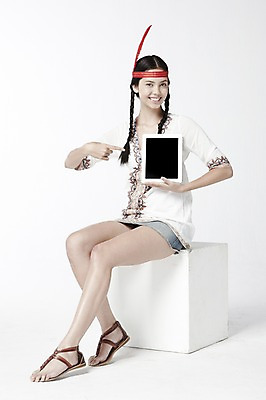 포토 JPG 스튜디오촬영 전신 외국인 모델 해외기획촬영 2012년태국 여자 포즈 컨셉 실내 한명 미소 웃음 들기 누끼 사람 앉기 손짓 20대 성인 장식 전자제품 태블릿 터치 검지손가락 가리킴 웹서핑 인디언 깃털 여자만 여자한명만 성인여자만 청년만 청년여자만 성인한명만 청년여자한명만 성인여자한명만 성인만 국내포토 1 손가락 모션 표정 아메리카 인종 청년 내부 스마트기기 파일형식
