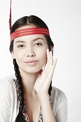 포토 JPG 스튜디오촬영 외국인 모델 해외기획촬영 2012년태국 여자 포즈 컨셉 모션 실내 한명 서기 미소 웃음 누끼 사람 손짓 상반신 20대 성인 장식 인디언 깃털 여자만 여자한명만 성인여자만 청년만 청년여자만 성인한명만 청년여자한명만 성인여자한명만 성인만 국내포토 1 표정 아메리카 인종 청년 내부 파일형식