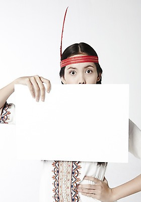 포토 JPG 스튜디오촬영 외국인 모델 해외기획촬영 배너 2012년태국 여자 포즈 컨셉 안내 사각프레임 프레임 광고판 실내 한명 서기 들기 누끼 사람 상반신 20대 성인 장식 인디언 알림 깃털 여자만 여자한명만 성인여자만 청년만 청년여자만 성인한명만 청년여자한명만 성인여자한명만 성인만 국내포토 1 모션 알림판 아메리카 인종 청년 내부 사각형 판 파일형식