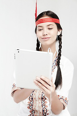 포토 JPG 스튜디오촬영 외국인 모델 해외기획촬영 2012년태국 여자 음악 이어폰 포즈 컨셉 노래 실내 한명 미소 웃음 들기 누끼 사람 상반신 20대 성인 장식 전자제품 태블릿 음악감상 터치 웹서핑 인디언 깃털 여자만 여자한명만 성인여자만 청년만 청년여자만 성인한명만 청년여자한명만 성인여자한명만 성인만 국내포토 1 음향기기 모션 문화예술 표정 아메리카 인종 청년 내부 스마트기기 감상 파일형식