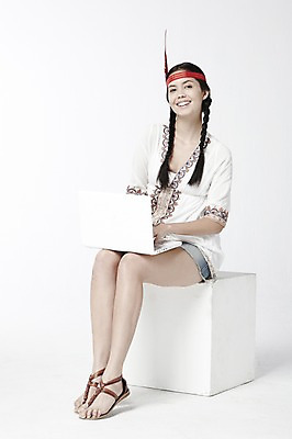 포토 JPG 스튜디오촬영 전신 외국인 모델 해외기획촬영 2012년태국 여자 포즈 컨셉 모션 실내 한명 미소 웃음 누끼 사람 앉기 20대 성인 장식 노트북 컴퓨터 웹서핑 인디언 깃털 여자만 여자한명만 성인여자만 청년만 청년여자만 성인한명만 청년여자한명만 성인여자한명만 성인만 국내포토 1 표정 아메리카 인종 청년 내부 전자제품 파일형식