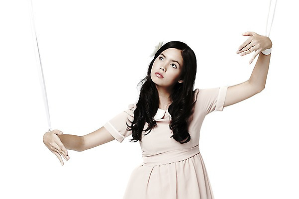 포토 JPG 스튜디오촬영 외국인 모델 해외기획촬영 2012년태국 드레스 원피스 여자 줄 인형 포즈 컨셉 모션 실내 한명 서기 누끼 사람 상반신 20대 성인 운전 끈 순수 마리오네트 마리오네트인형 여자만 여자한명만 성인여자만 청년만 청년여자만 성인한명만 청년여자한명만 성인여자한명만 성인만 국내포토 1 옷 인종 청년 내부 파일형식