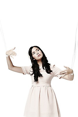 포토 JPG 스튜디오촬영 외국인 모델 해외기획촬영 2012년태국 드레스 원피스 여자 줄 인형 포즈 컨셉 모션 실내 한명 서기 누끼 사람 20대 성인 운전 끈 순수 마리오네트 마리오네트인형 여자만 여자한명만 성인여자만 청년만 청년여자만 성인한명만 청년여자한명만 성인여자한명만 성인만 국내포토 1 옷 인종 청년 내부 파일형식