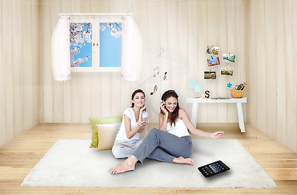 전신 PSD 서양인 외국인 백인 편집 편집이미지 우먼라이프 라이프스타일 여자 꽃 음악 포즈 쿠션 거실 음표 창문 프레임 정보기술 미소 웃음 사람 앉기 손짓 20대 성인 취미 두명 라이프 친구 전자제품 청춘 태블릿 음악감상 커튼 오선지 걸림 기념사진 여자만 성인여자만 청년만 청년여자만 성인만 이미지편집 식물 기호 컨셉 관계 모션 문화예술 기술 표정 인종 청년 생활 스마트기기 감상 악보 오선 파일형식